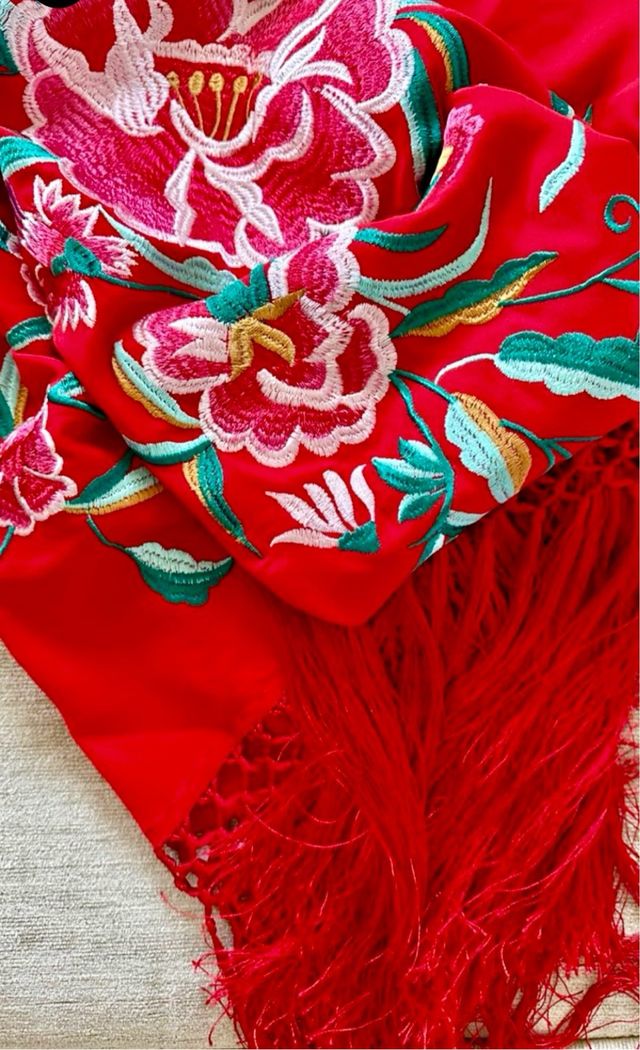 Mantoncillo Rojo bordado flores