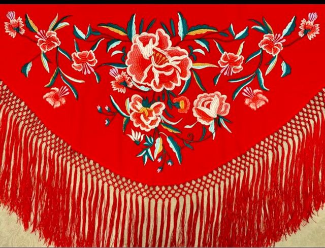 Mantoncillo Rojo bordado flores