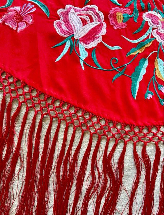 Mantoncillo Rojo bordado flores