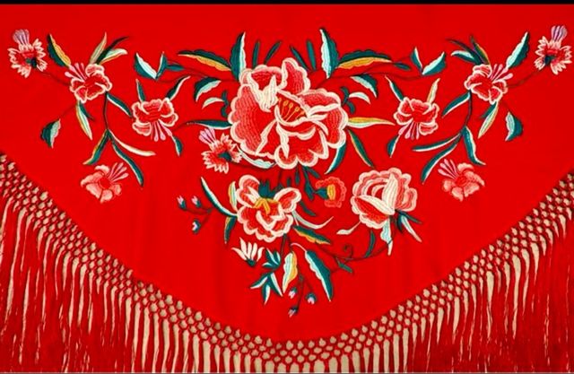 Mantoncillo Rojo bordado flores
