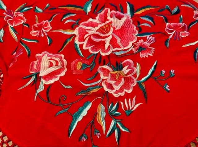 Mantoncillo Rojo bordado flores