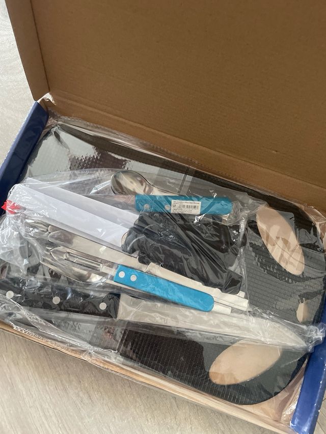 Kit de cubertería, tabla y cuchillos