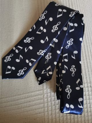 corbata azul notas musicales