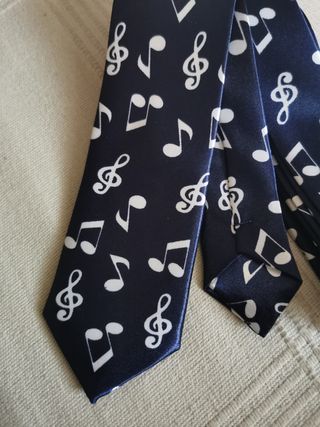 corbata azul notas musicales