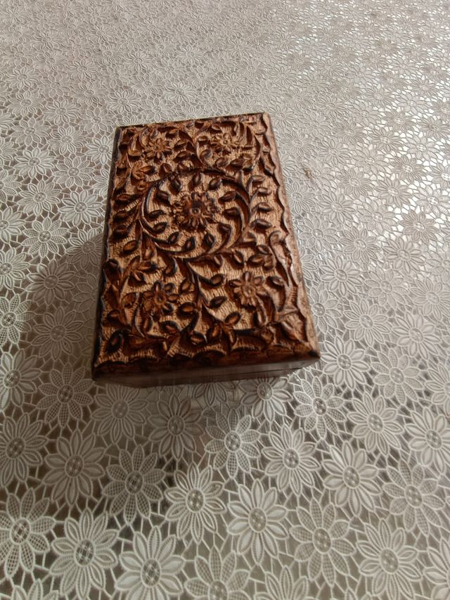 Scatola portagioie media in legno intagliato rettangolare