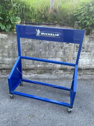 Expositor neumáticos michelin