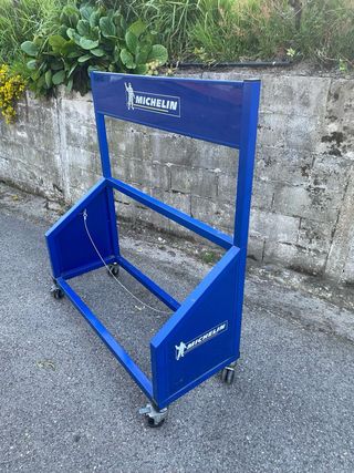 Expositor neumáticos michelin