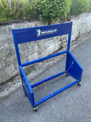 Expositor neumáticos michelin
