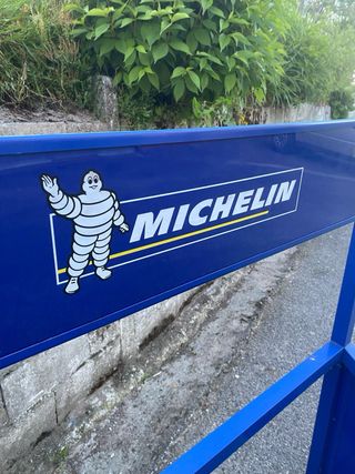 Expositor neumáticos michelin