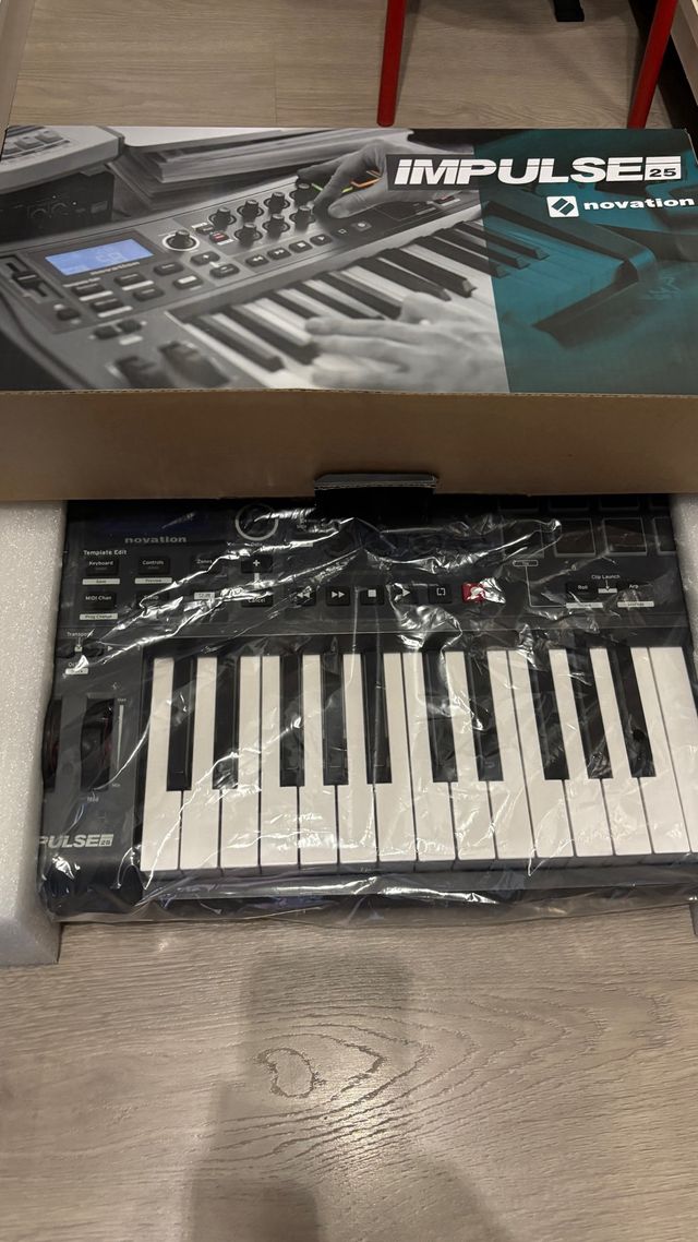 Novation Impulse 25 Teclado Controlador MIDI