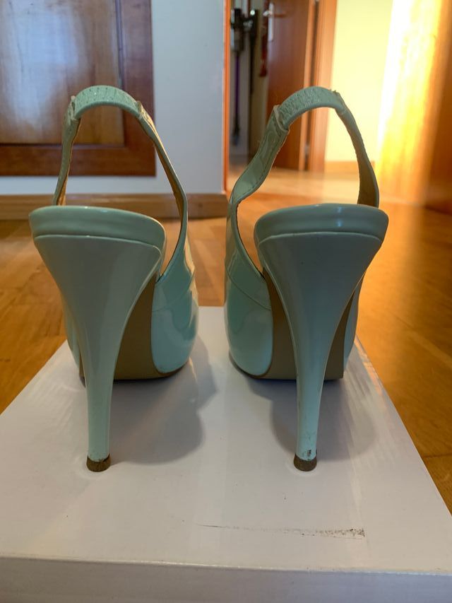 Zapatos de salón destalonados charol color mint