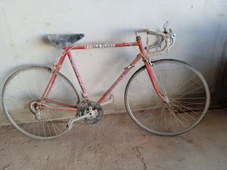 Bicicletas antiguas de carrera para restaurar