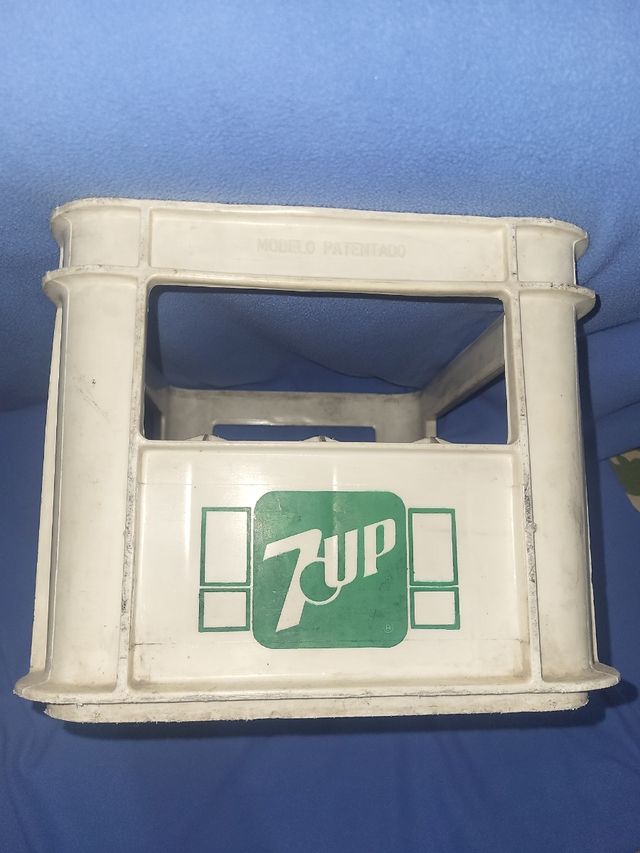 Cajon de botellines 7up
