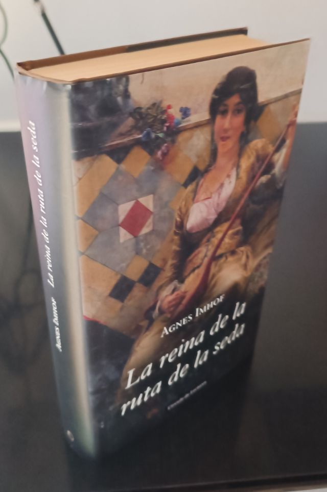 Novela. Libro pasta dura.