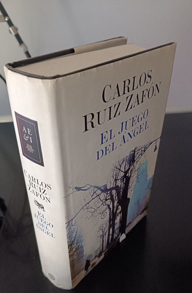 Novela. Libro pasta dura.