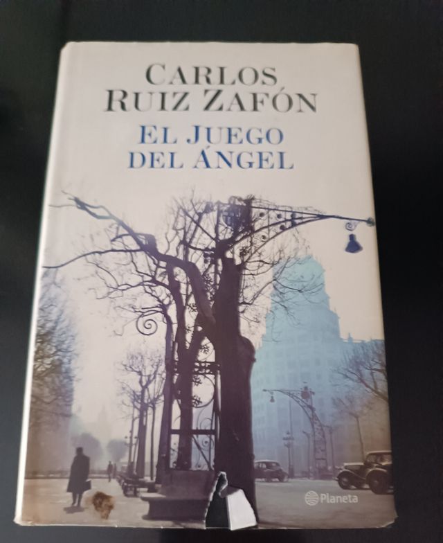 Novela. Libro pasta dura.