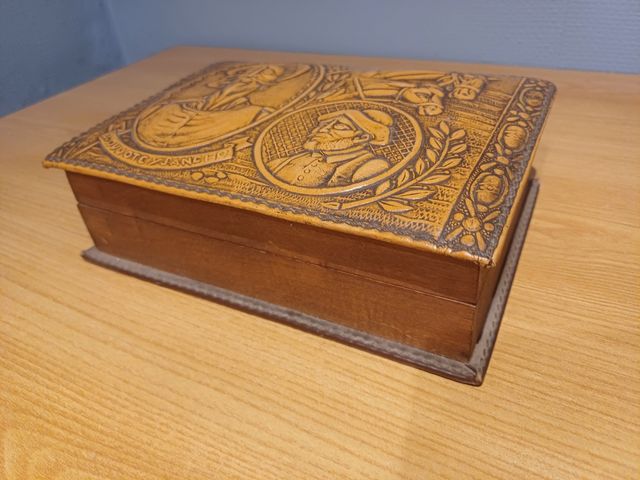 Caja de puros de cuero repujado y madera