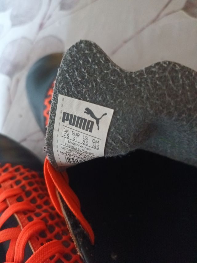 Botas d futbol,marca puma naranjas y neg