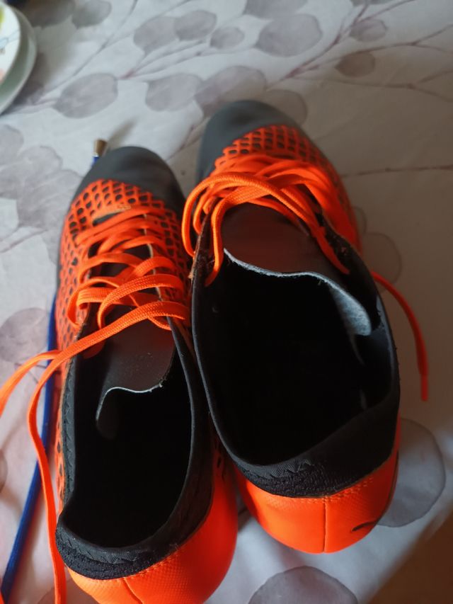 Botas d futbol,marca puma naranjas y neg