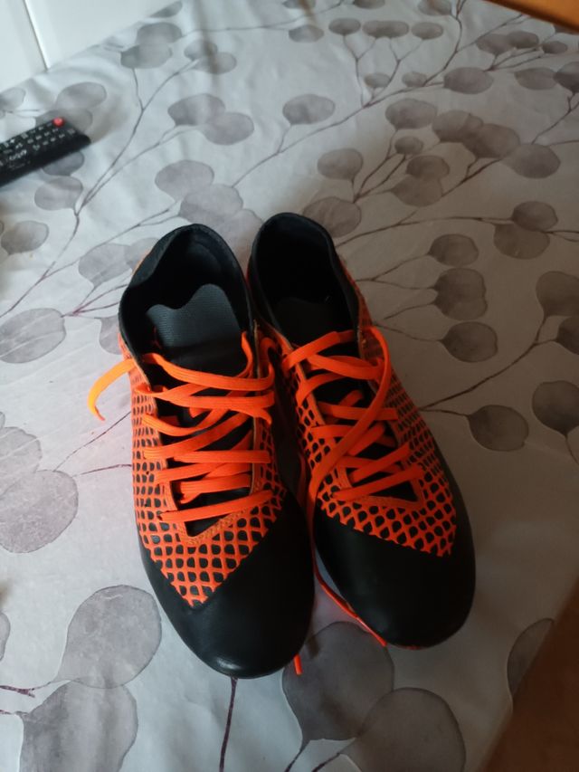 Botas d futbol,marca puma naranjas y neg