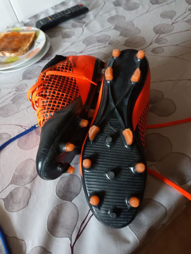 Botas d futbol,marca puma naranjas y neg