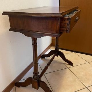 Tavolinetto/scrittoio con cassetto impiallacciato