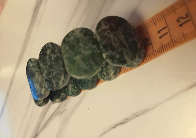Pulsera de piedra ágata punto verde. Elástica.