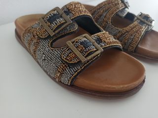 Sandalias de cuentas con hebillas