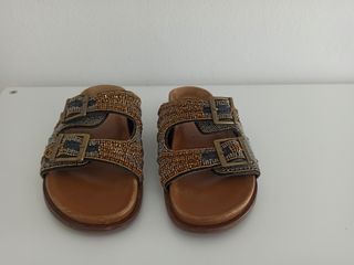 Sandalias de cuentas con hebillas