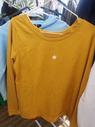 Sudadera fina amarilla con estrella