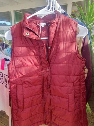 Chaleco sin mangas burdeos