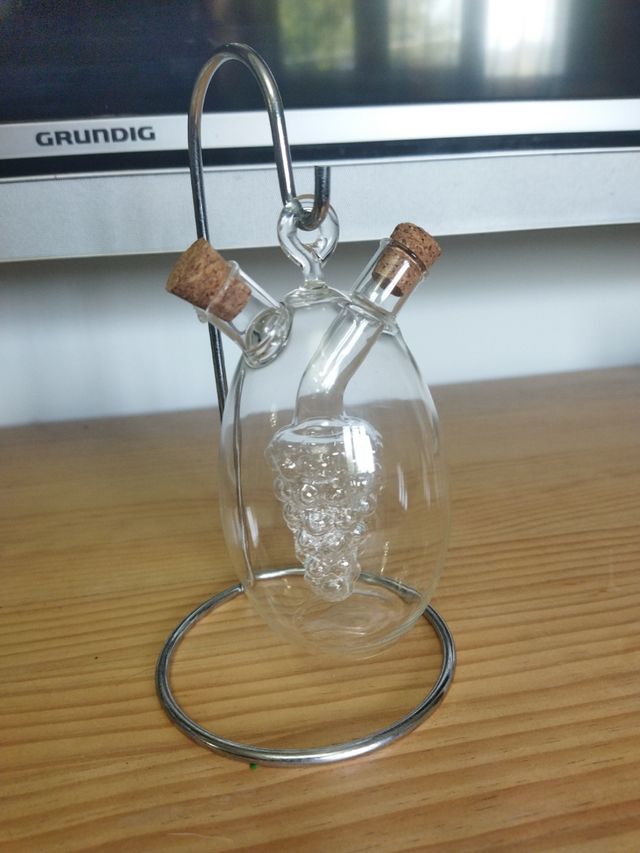 Vinagrera  de cristal ,preciosa 