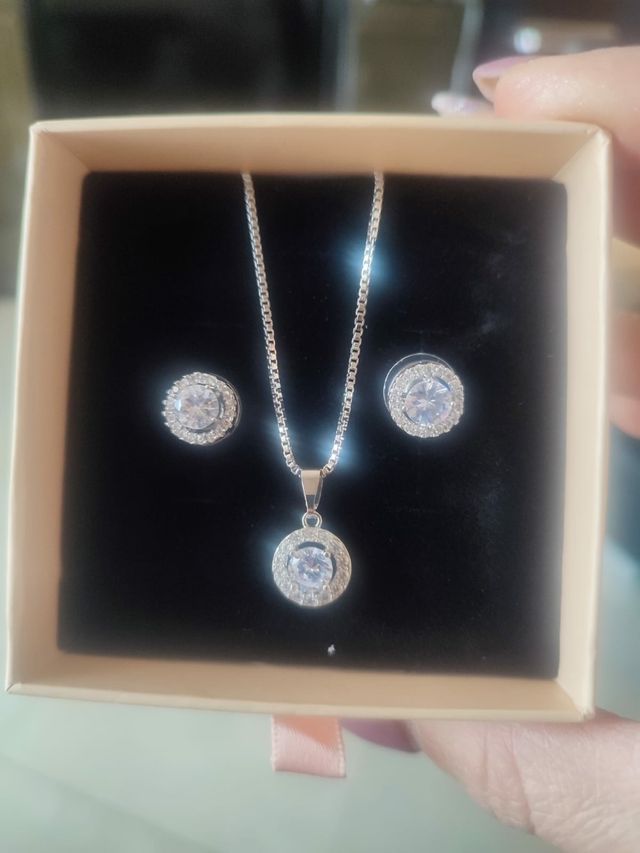 Scintillanti orecchini e collana nuovo