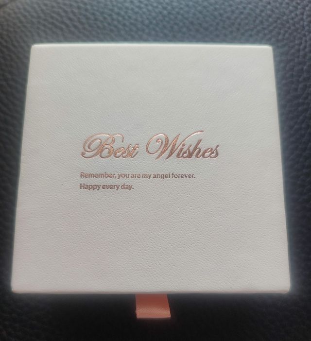 Scintillanti orecchini e collana nuovo