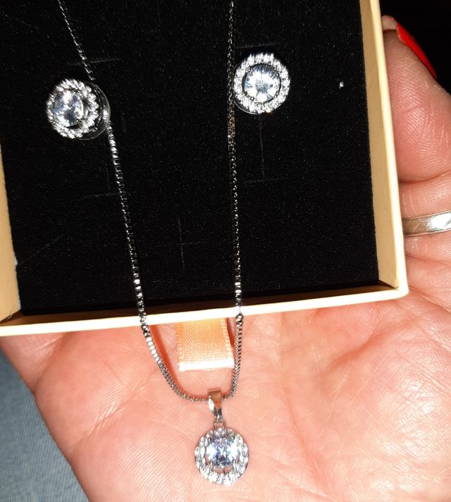 Scintillanti orecchini e collana nuovo