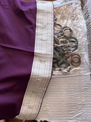 Cortinas Ikea color morado, anillas y cojines