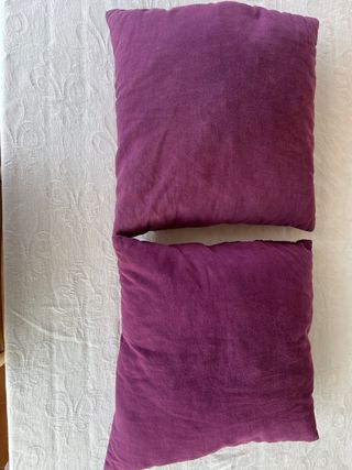 Cortinas Ikea color morado, anillas y cojines