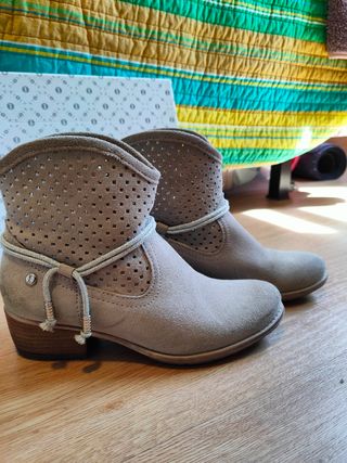 Botines tipo campera serraje color beige