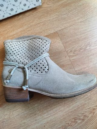 Botines tipo campera serraje color beige