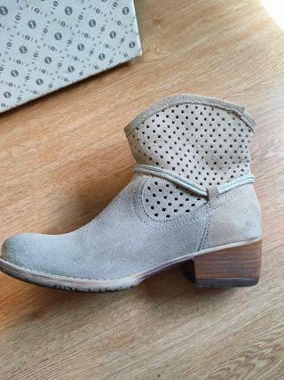 Botines tipo campera serraje color beige