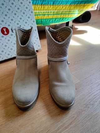 Botines tipo campera serraje color beige