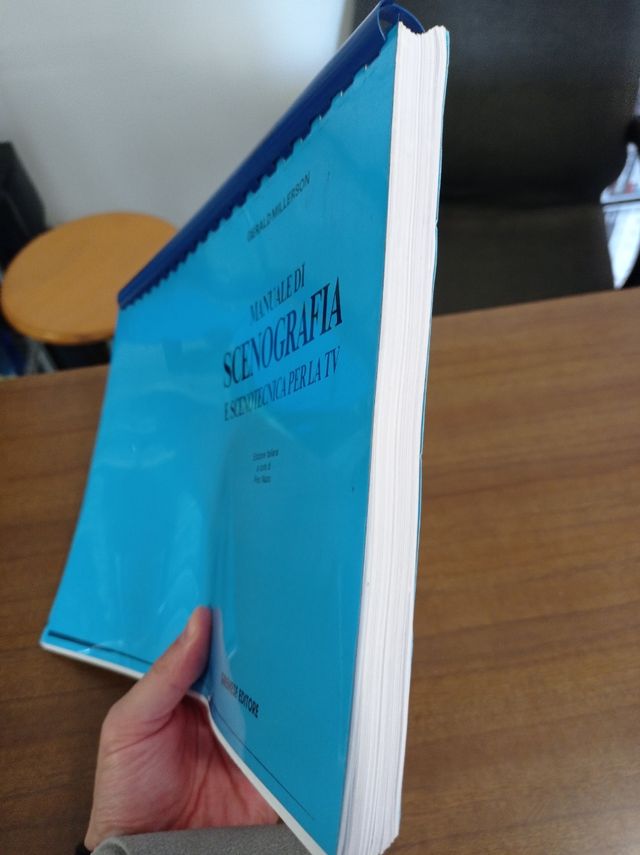 Manuale di scenografia e scenotecnica TV