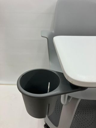 Silla gris con ruedas y pala Node Steelcase