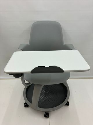 Silla gris con ruedas y pala Node Steelcase