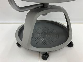 Silla gris con ruedas y pala Node Steelcase