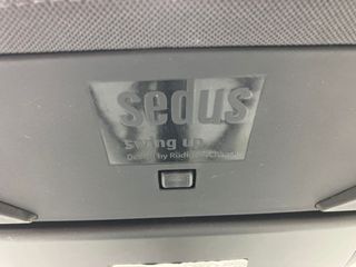 Silla gris con ruedas y pala Node Steelcase