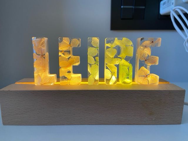 Letrero con luz y nombre