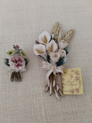 Due mazzolini fiori in porcellana