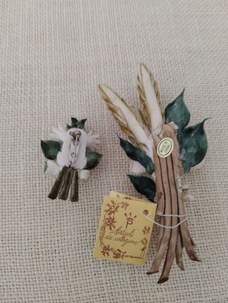 Due mazzolini fiori in porcellana