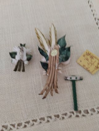 Due mazzolini fiori in porcellana